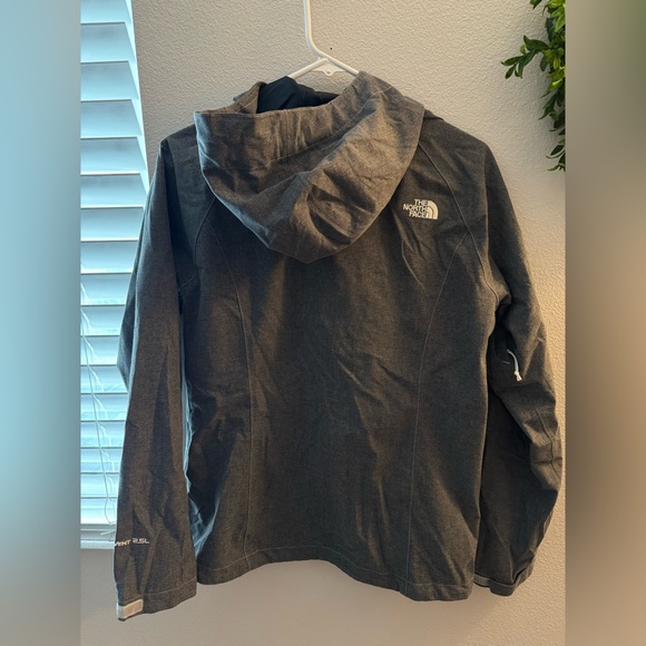 The North Face Hyvent 2.5L Women’s Rain Hooded Jacket - Picture 2 of 8